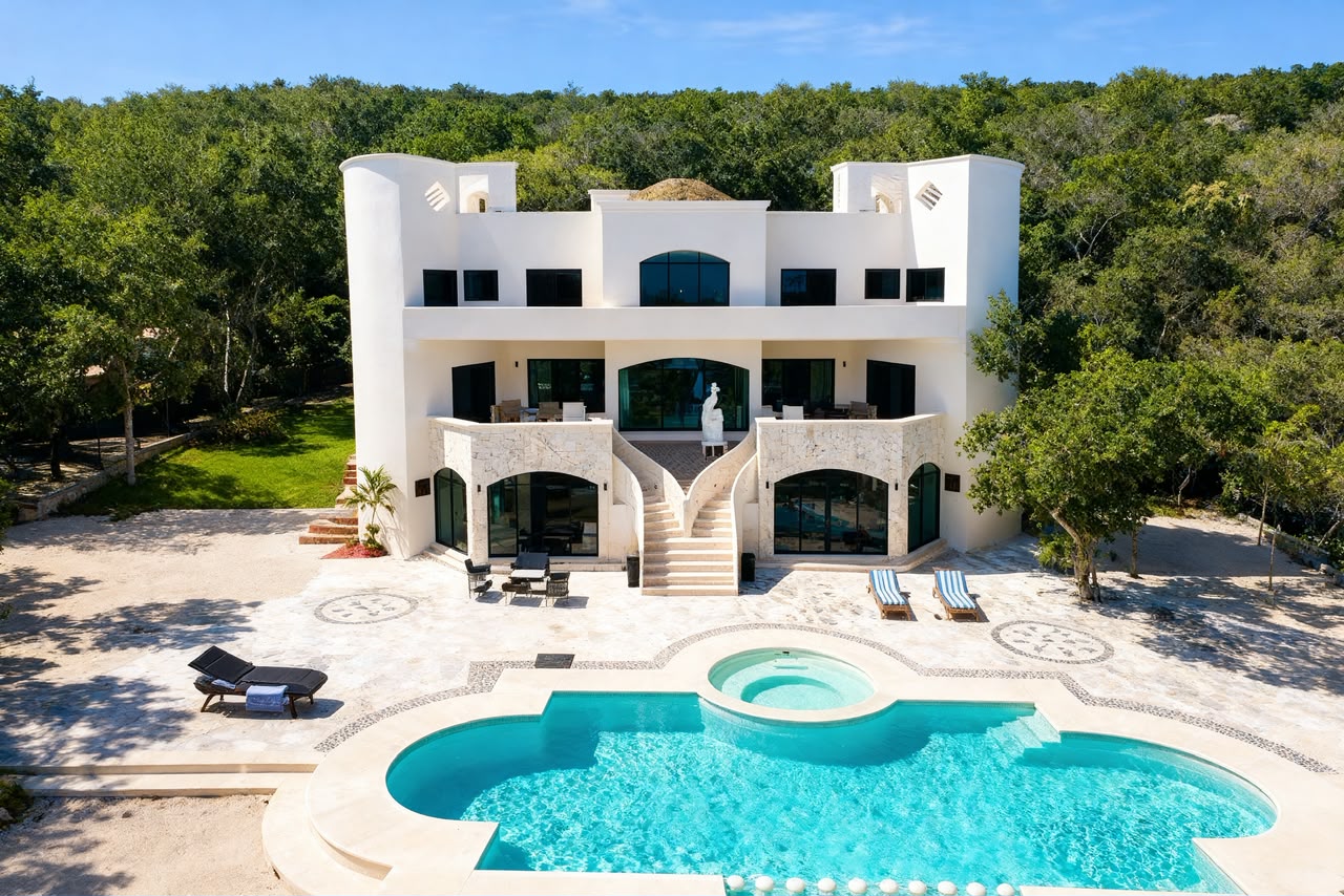 Jardines amplios para eventos privados en Villa Cisne Riviera Maya